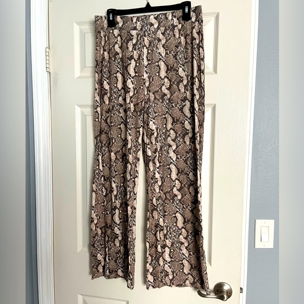 Snakeskin knit pants